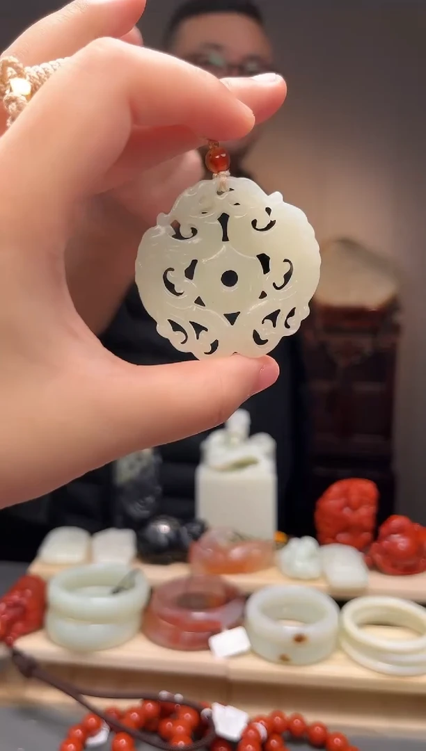 颈饰未镶嵌和田玉吊坠