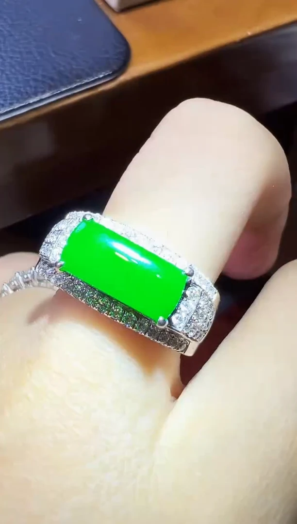 18K金镶嵌戒指翡翠方糖