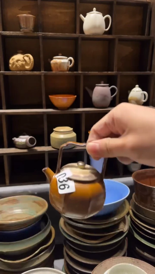 【闪购商品】瓷片36微瑕黄色提梁壶1个
