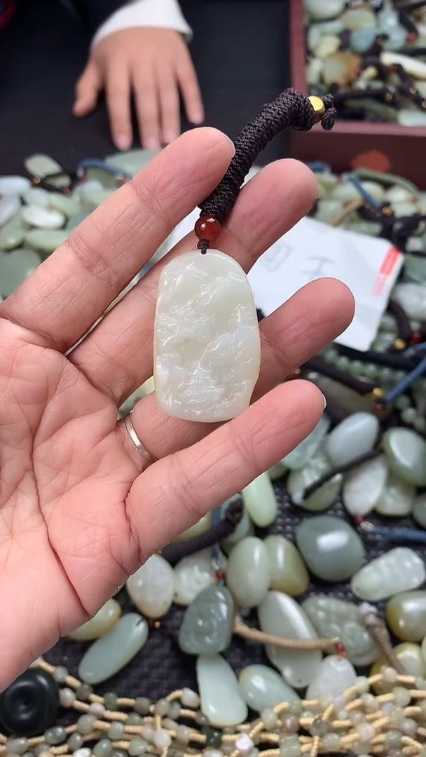 颈饰未镶嵌和田玉（多样性发一件）没有证书有瑕