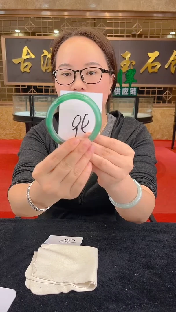 未镶嵌手镯石英质玉（非洲翠）微瑕介意勿拍