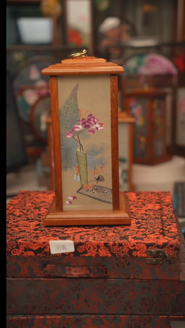 扇子胡桃木宫灯，落地高度30CM,宽度16CM 送线，送锦盒