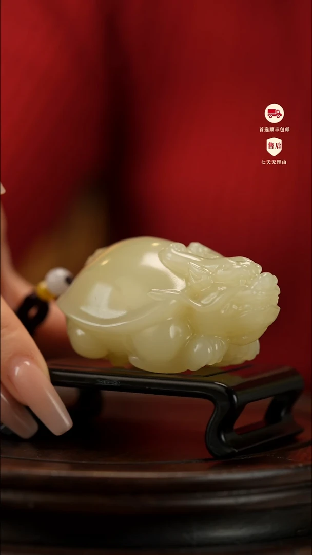 云南石竹叶青雕刻：吉祥龙龟手把件