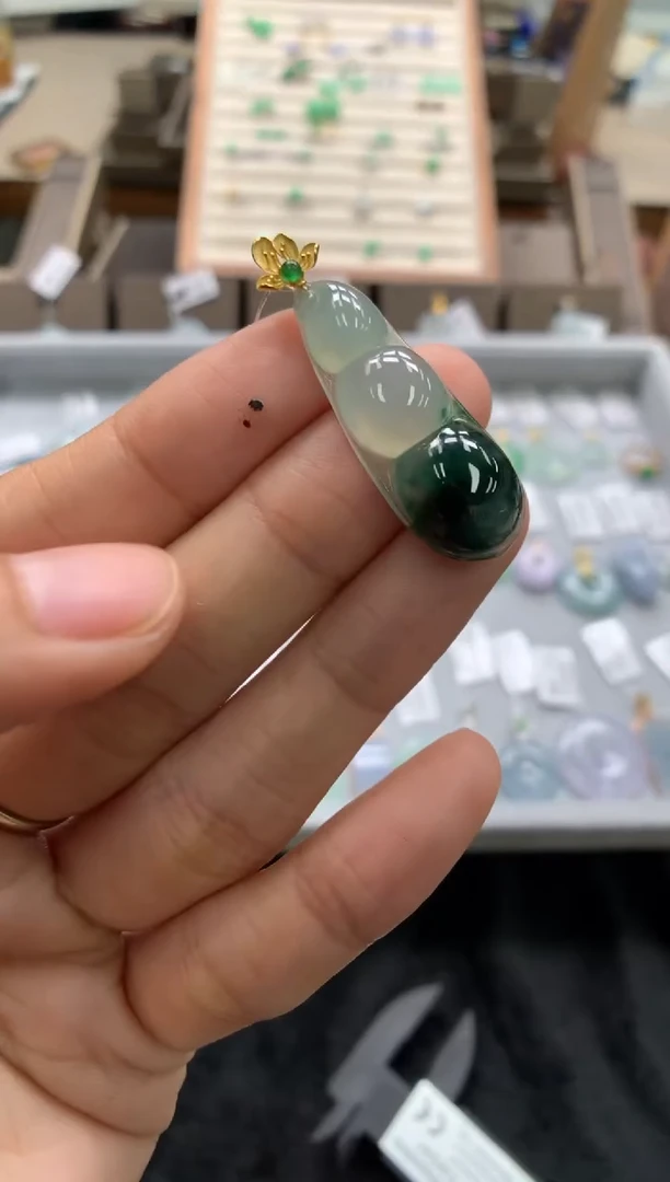 颈饰18K金镶嵌翡翠福豆