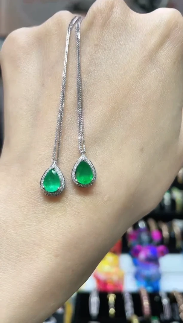 18K金镶嵌天然祖母绿项链水滴单颗款 多样性发其一 约0.75ct