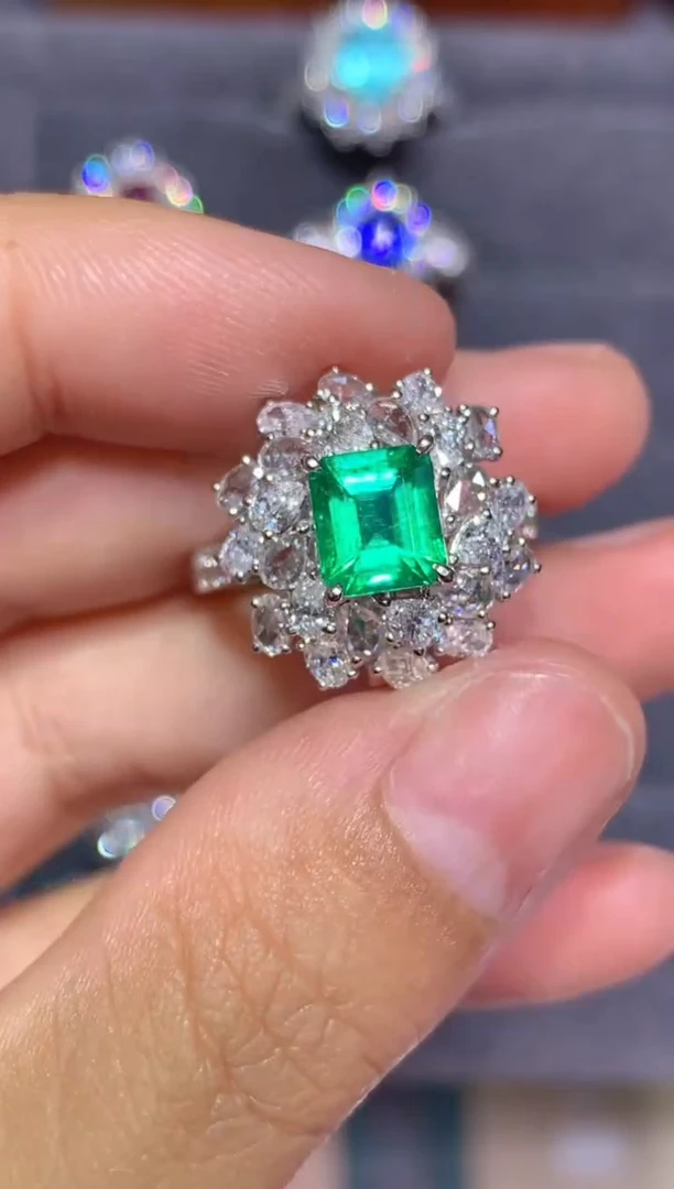 18K金镶嵌戒指祖母绿1.02CT