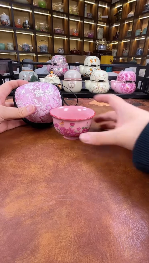 .粉色猪油冻主人杯带刺绣包