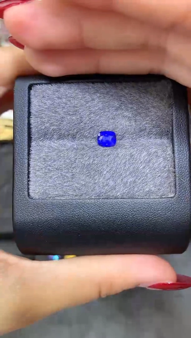 未镶嵌裸石定制蓝宝石枕型 蓝宝石 1.05ct