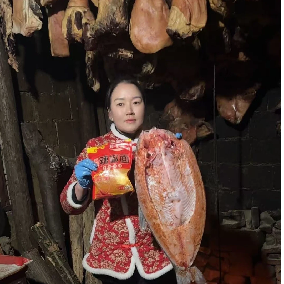 湖北恩施农家柴火烟熏腊鱼