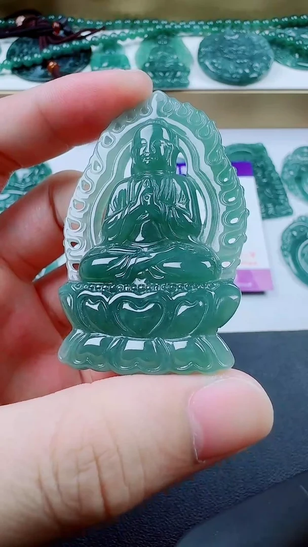 翡翠未镶嵌颈饰大日如来多样性发其一