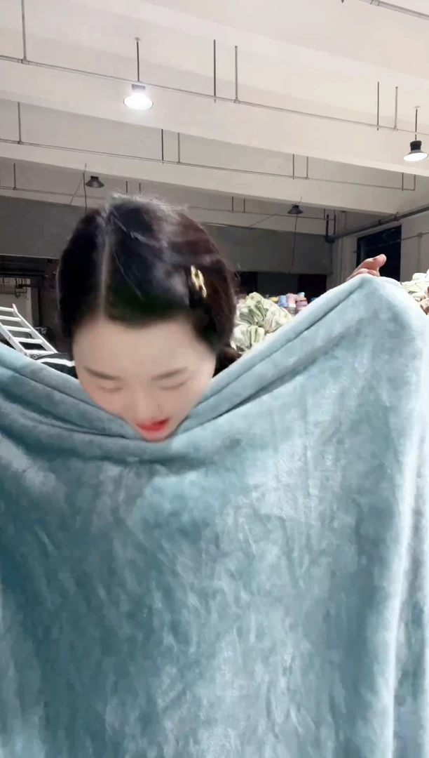 牛奶绒主播手上展示的产品