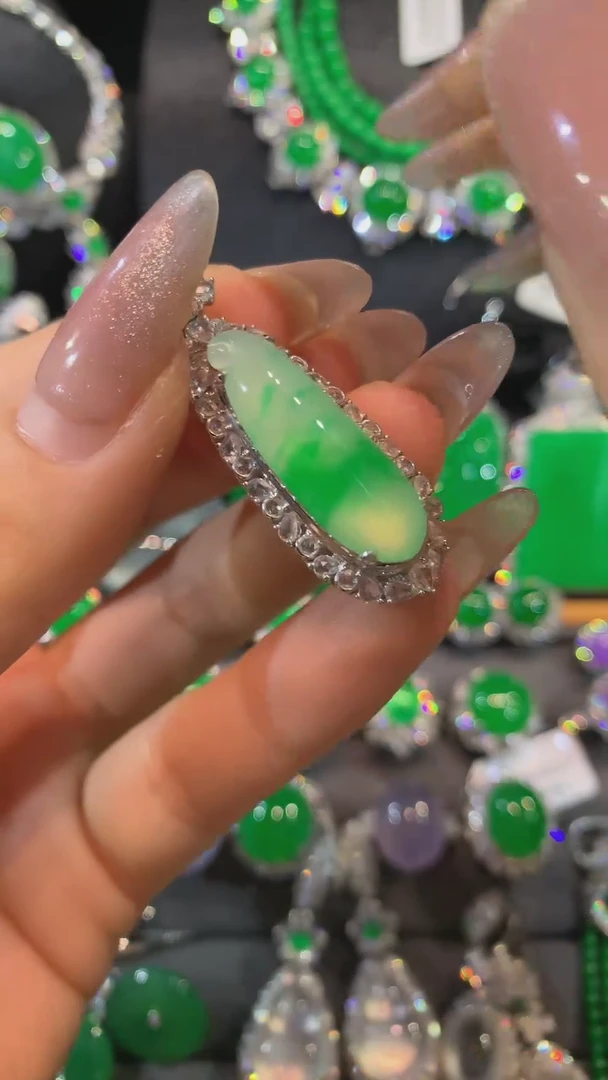 【闪购商品】翡翠吊坠(不含链)18K金镶嵌吊坠