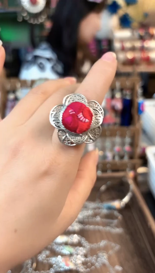 彩云南阁非遗老绣饰品650