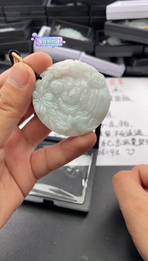 翡翠未镶嵌颈饰..../8/18/ 65