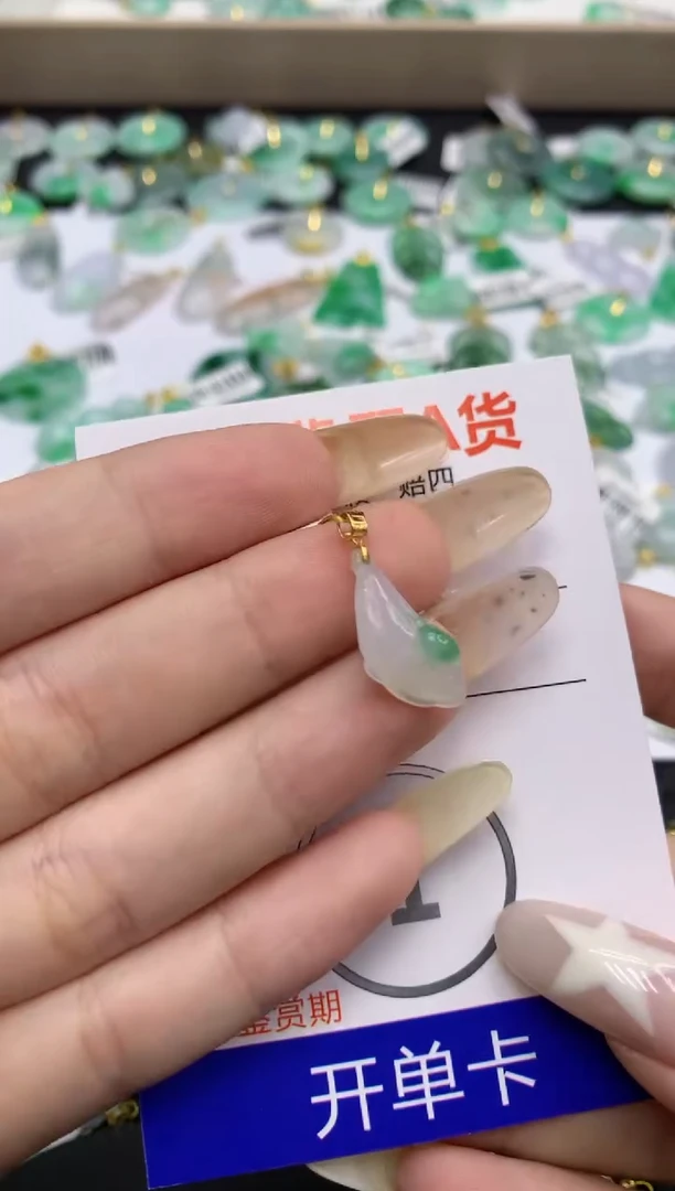 翡翠18K金镶嵌颈饰111111111111