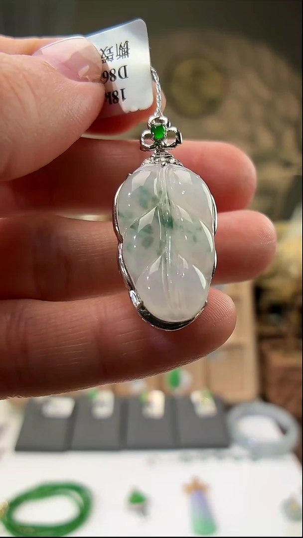 颈饰18K金镶嵌翡翠叶子