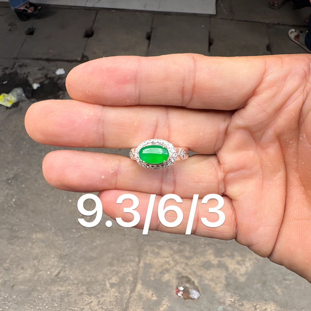 0603(小哪吒在源头)高冰种翡翠阳绿马鞍戒面干净肉细荧光足M200
