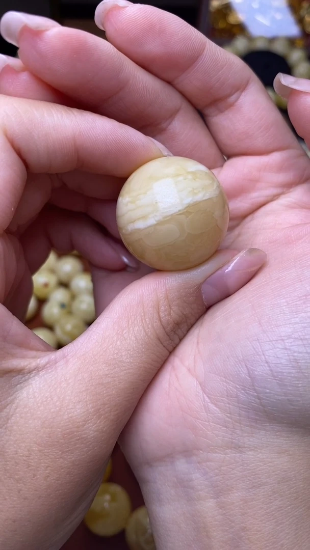 未镶嵌琥珀裸石葵. 17