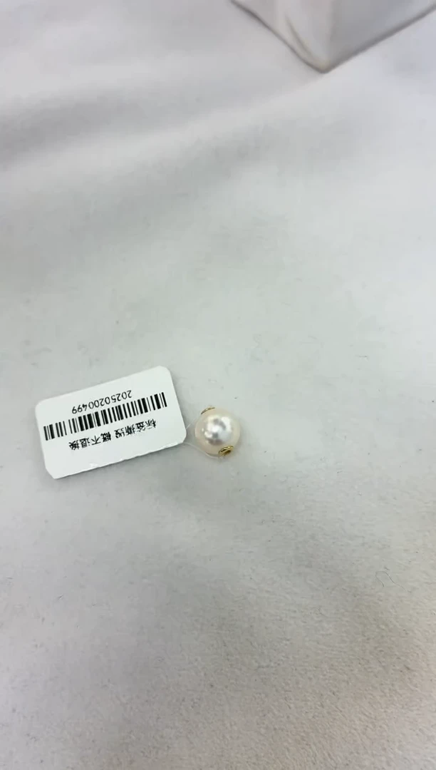 颈饰18K金镶嵌海水珍珠路路通8-8.5微瑕（赠送银链子