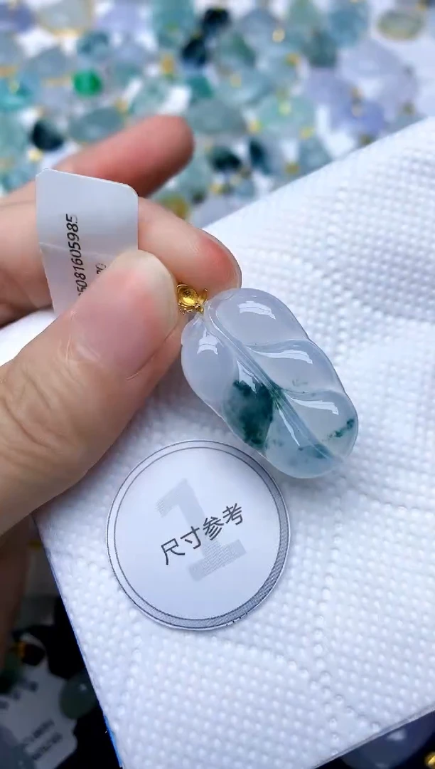 颈饰18K金镶嵌翡翠天然A货翡翠
