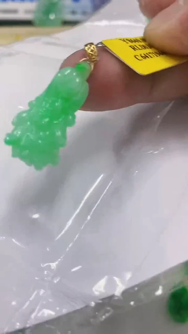 翡翠18K金镶嵌颈饰挂件