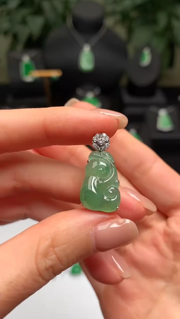 颈饰18K金镶嵌翡翠如意