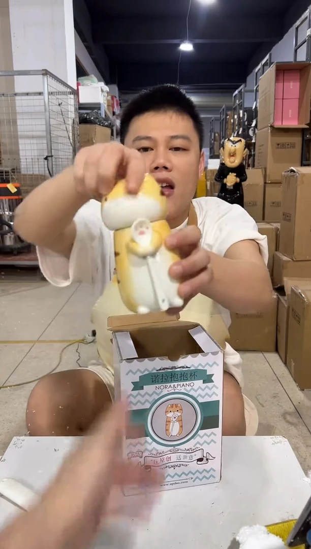 瓷片原盒黄色猫猫抱勺杯