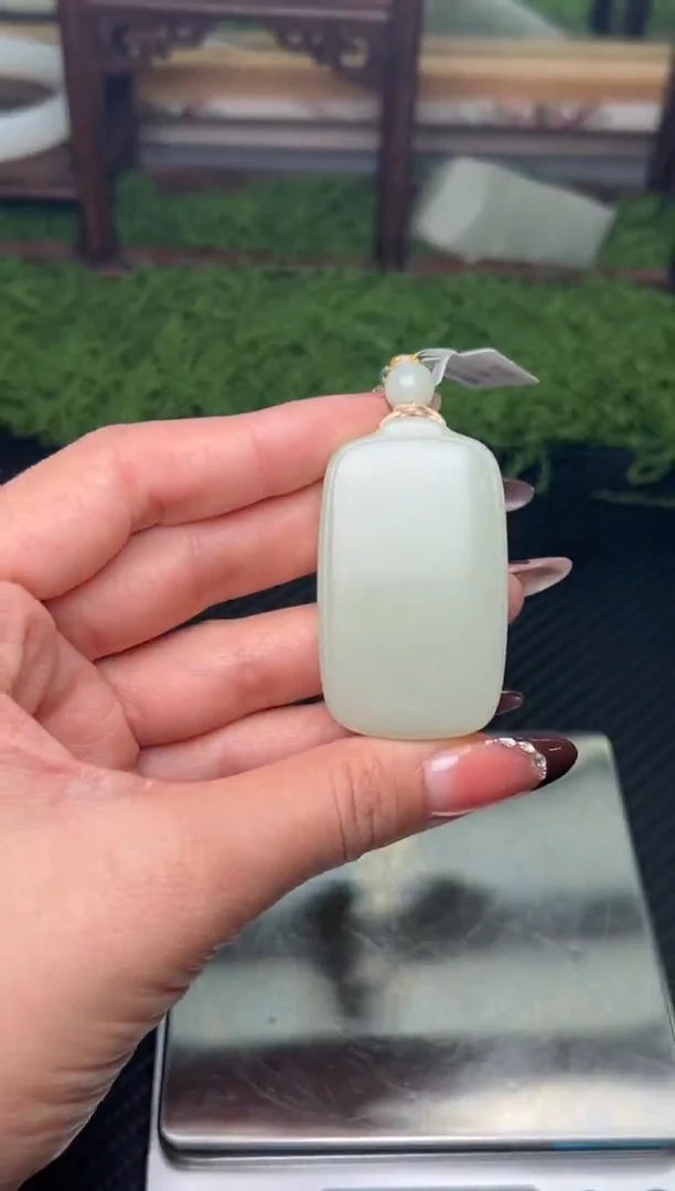 吊坠(赠链)未镶嵌和田玉且末微色差迪克兰二细吊坠