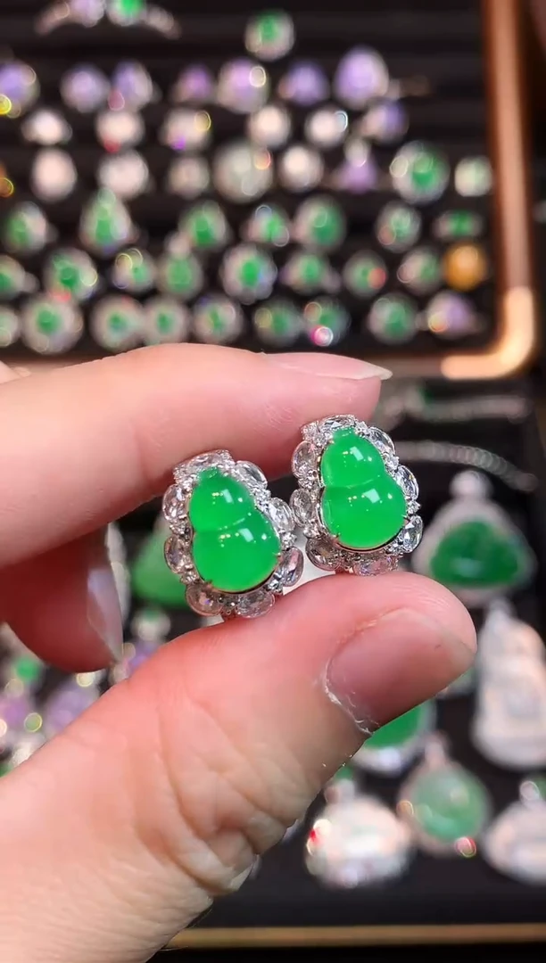 18K金镶嵌翡翠耳饰高冰满色阳绿起胶葫芦耳包