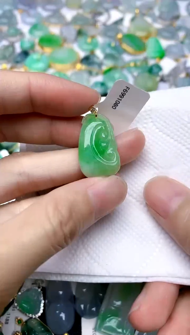 颈饰18K金镶嵌翡翠天然A货翡翠