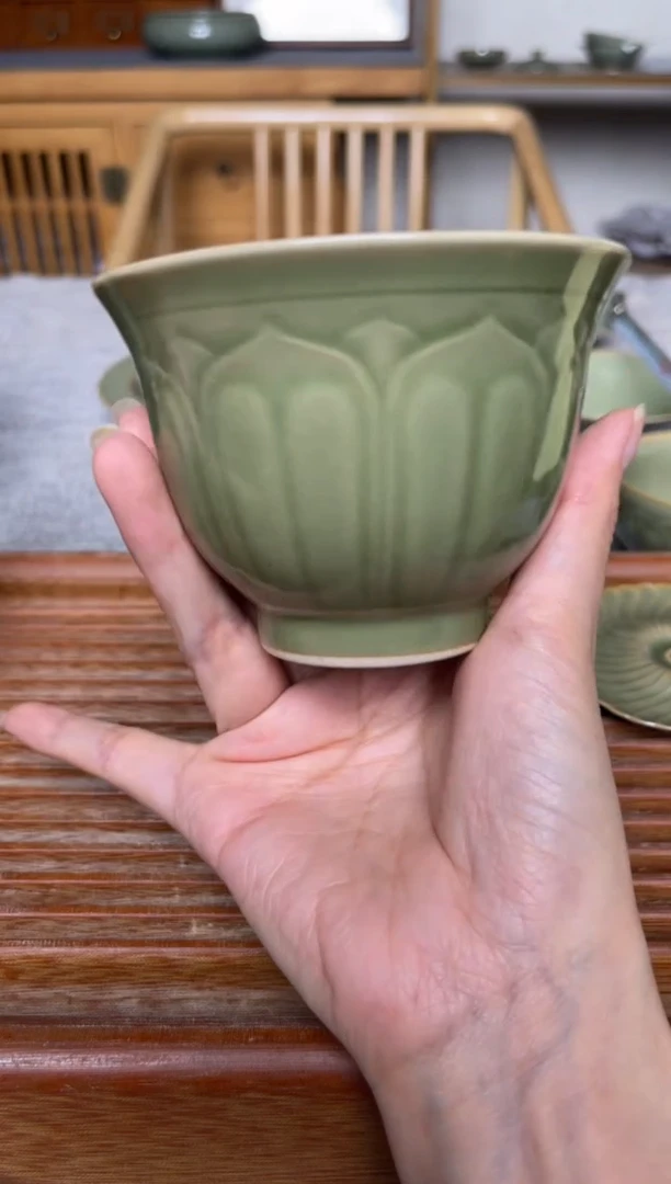瓷器橄榄绿莲瓣大容量主人杯 微瑕