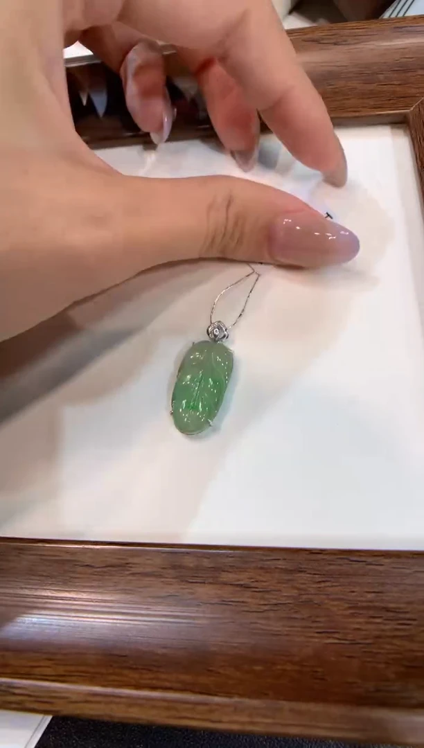颈饰18K金镶嵌翡翠叶子