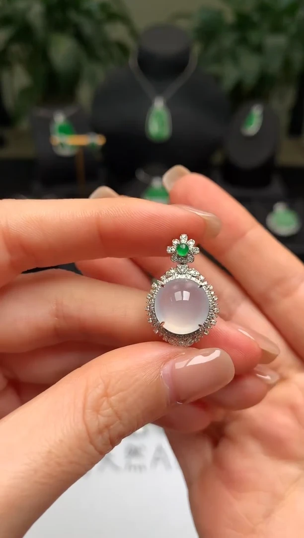 颈饰18K金镶嵌翡翠冰蛋