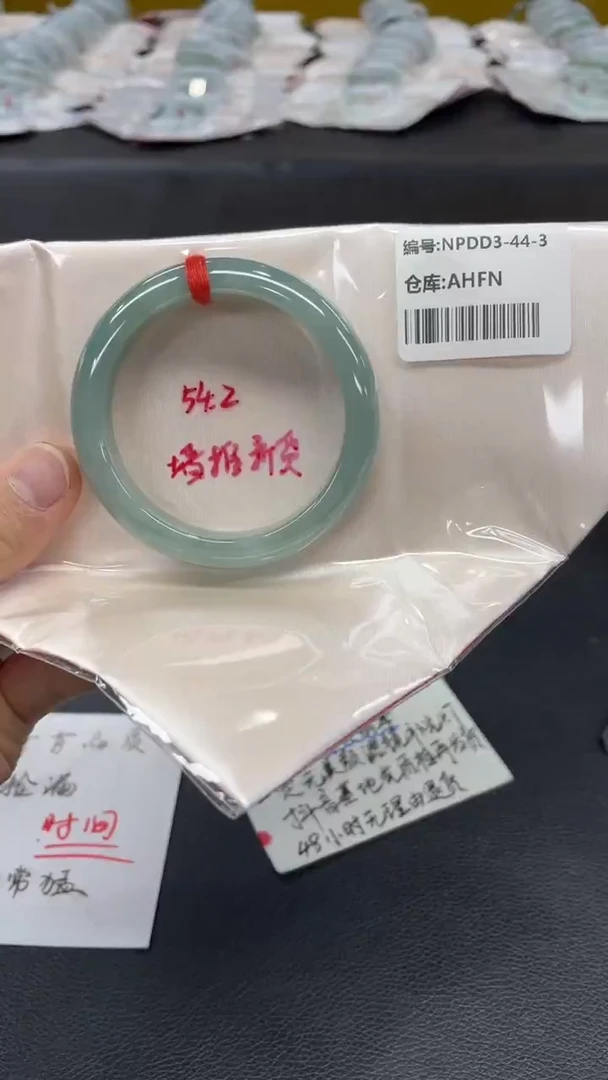 翡翠手镯未镶嵌翡翠手镯
