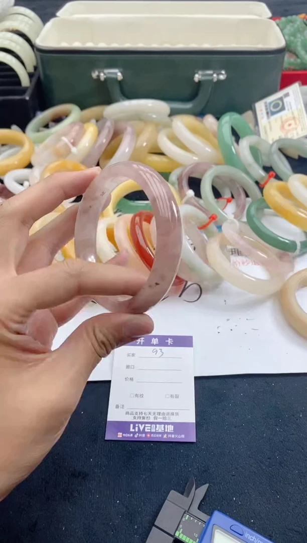 【闪购商品】石英质玉手镯未镶嵌93+