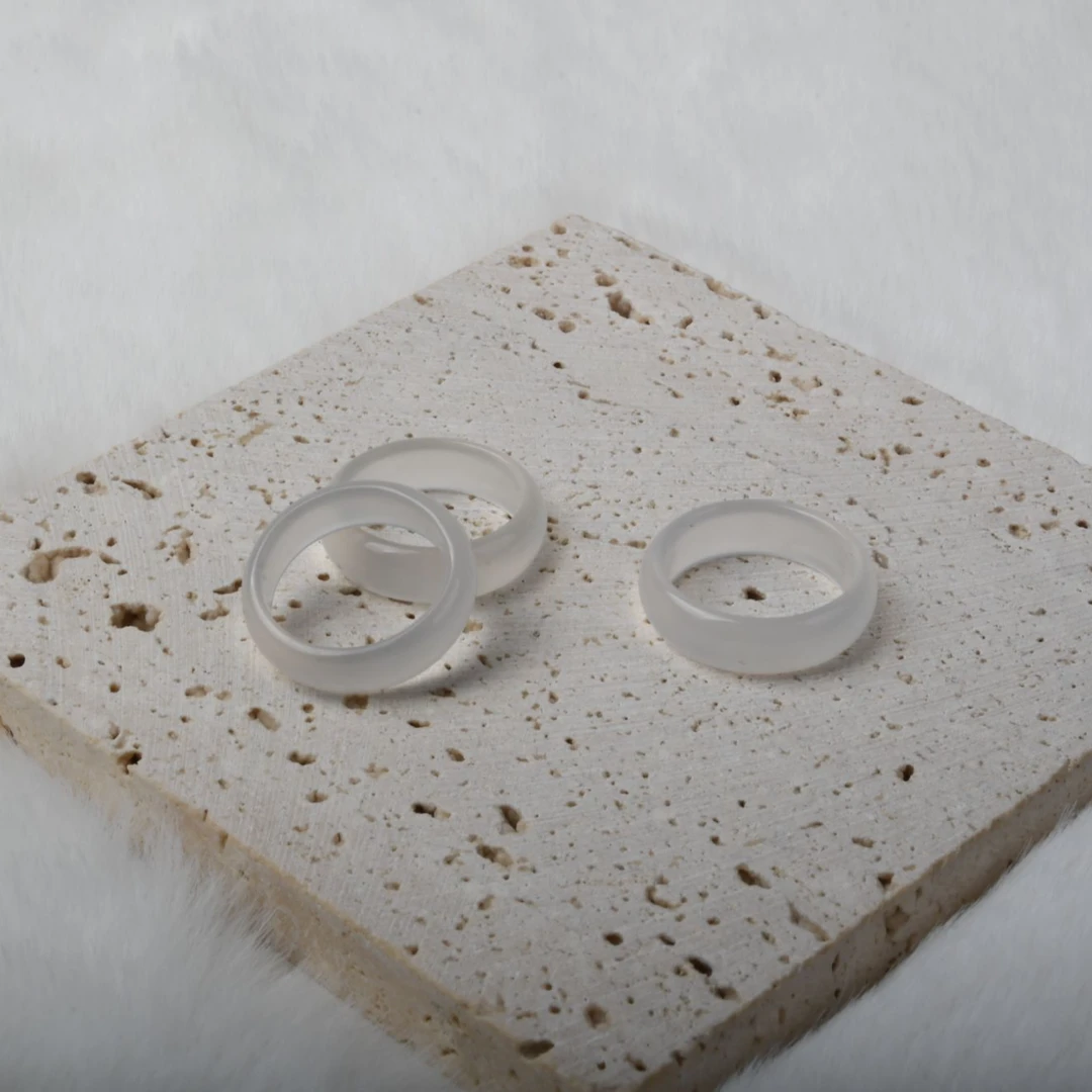 玛瑙玉指环女款冰种玉戒指素圈冰透翡翠色女戒指小众高级轻奢礼物