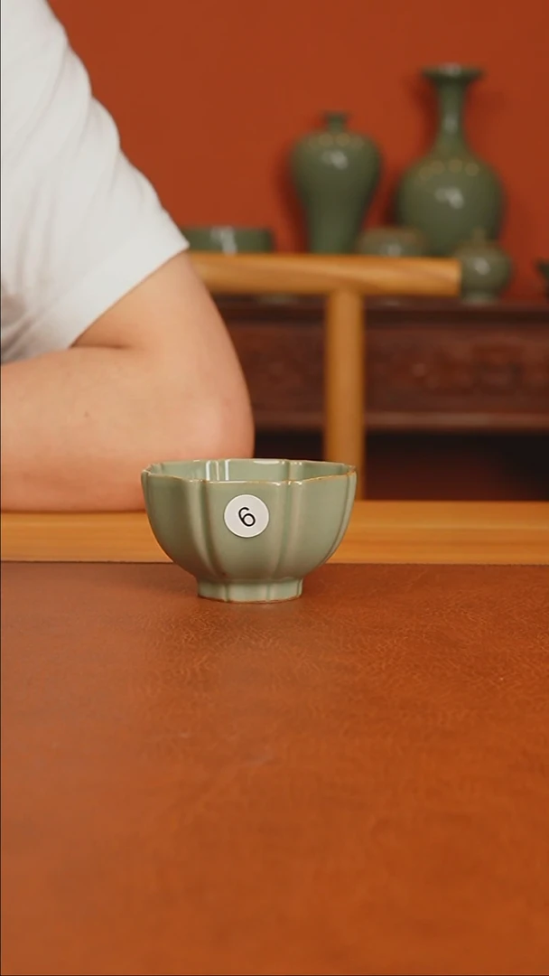 越窑秘色瓷花口盏二级品