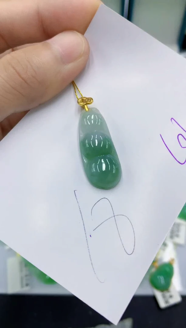 翡翠挂件未镶嵌翡翠