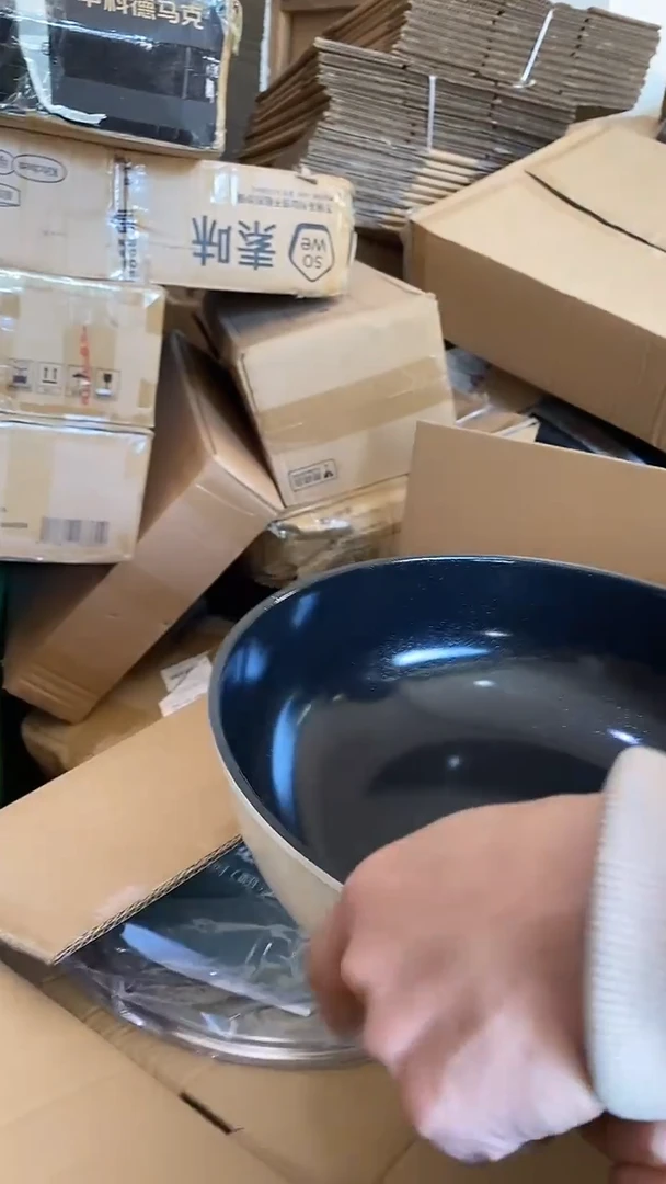 1德马克钛晶瓷炒锅30有盖 锅边有瑕疵