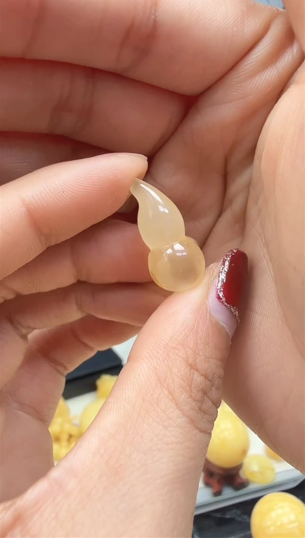 【闪购商品】琥珀裸石未镶嵌葫芦