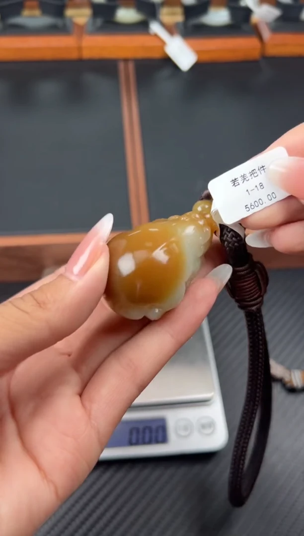 吊坠(赠链)未镶嵌和田玉若羌微色差