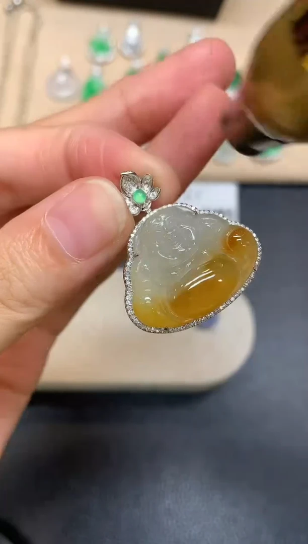 颈饰18K金镶嵌翡翠佛公【无服务费