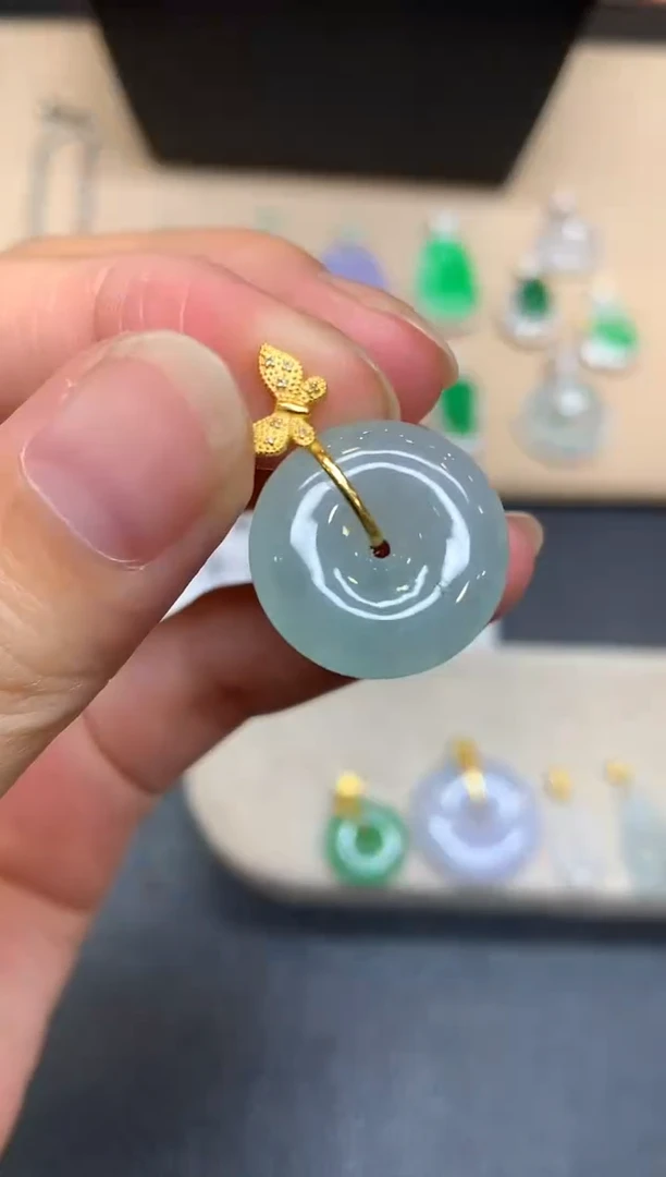 颈饰18K金镶嵌翡翠平安扣【无服务费