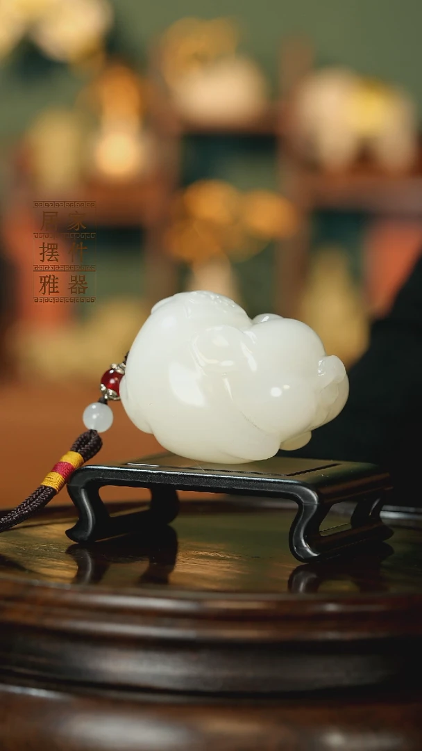 玉《纳福飞猪》摆件