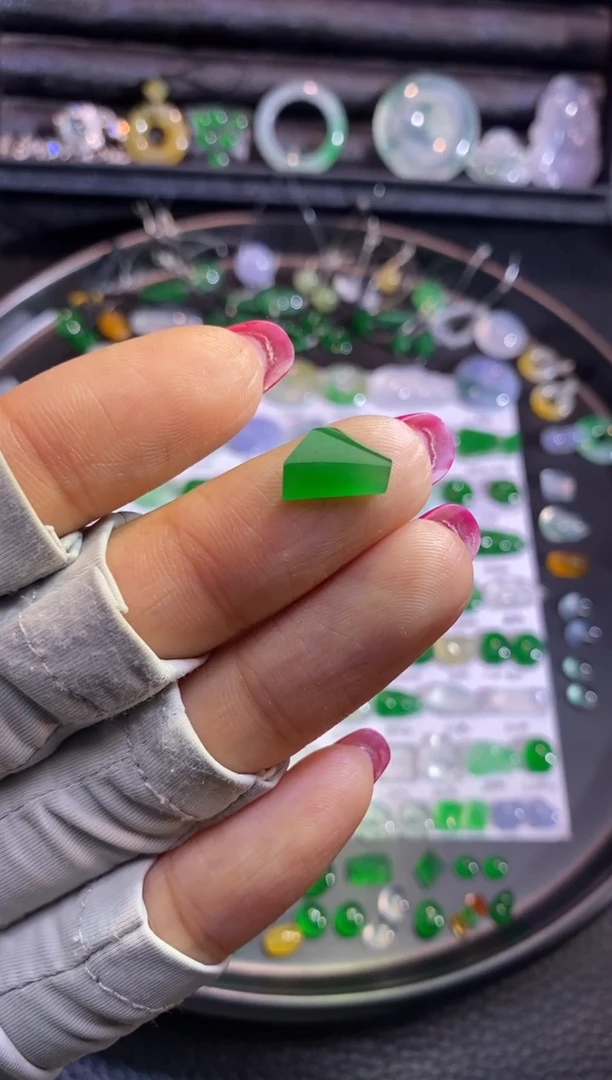 翡翠挂件未镶嵌切割