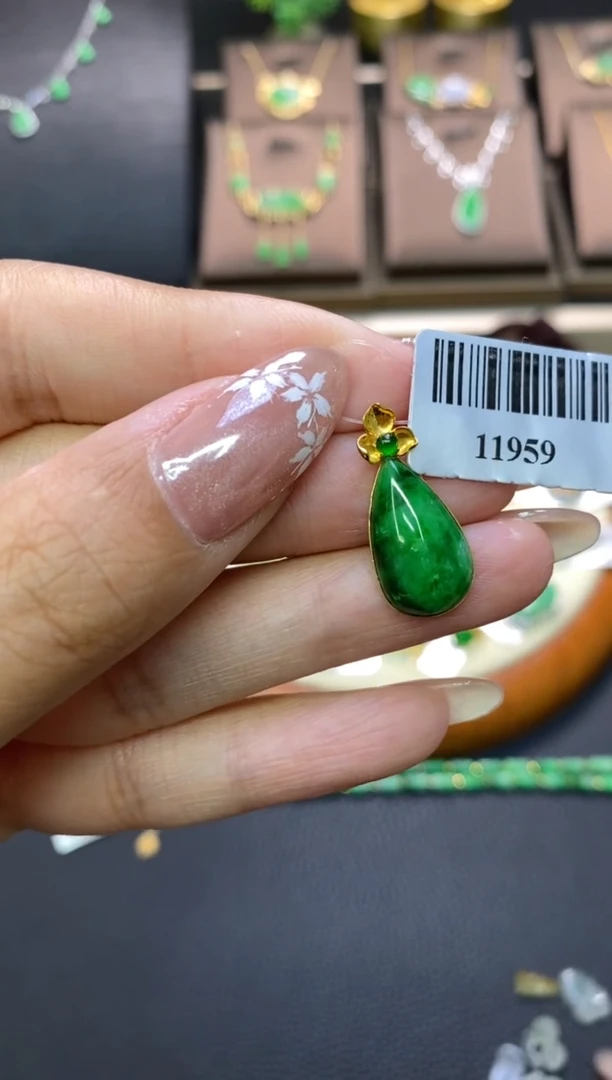 翡翠18K金镶嵌颈饰水滴吊坠11959