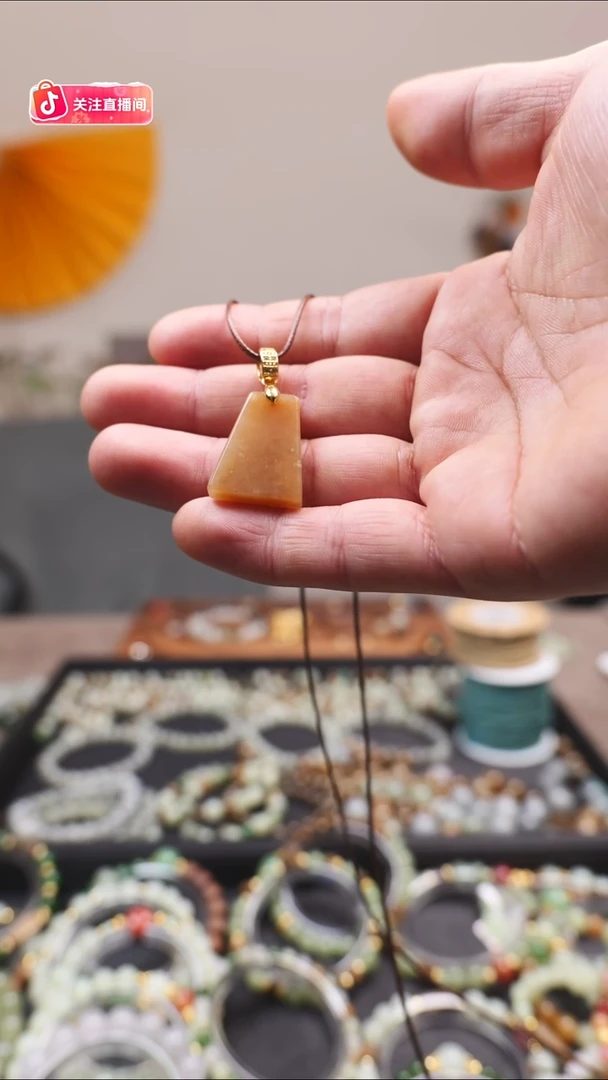 颈饰未镶嵌和田玉（糖玉）和田玉小吊坠