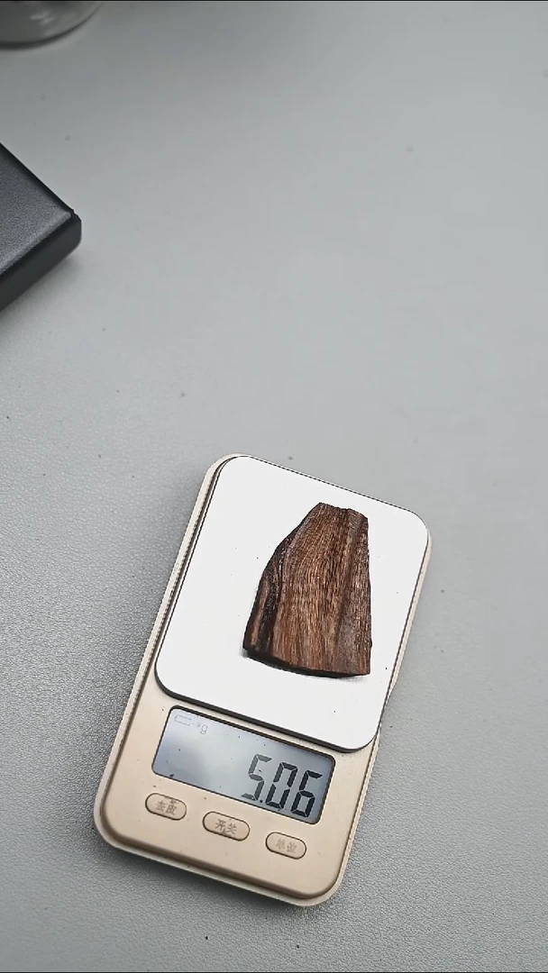 沉香手把件富森红土沉水5g