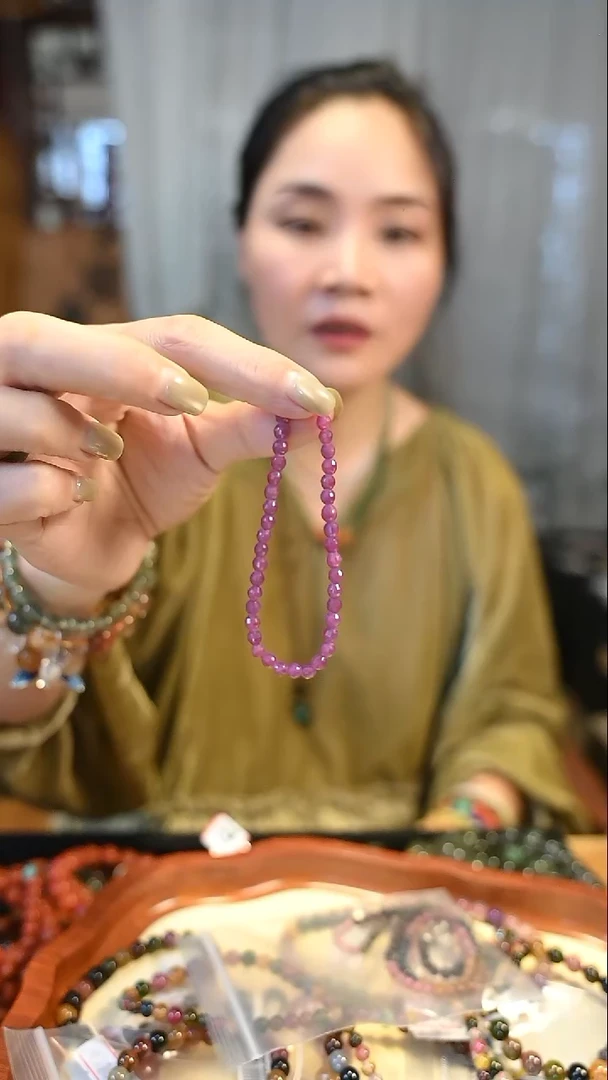 手串未镶嵌红宝石越**好 定向 越来越好
