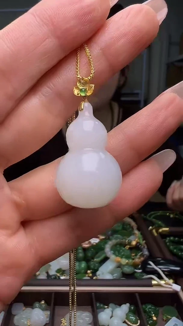 颈饰18K金镶嵌和田玉(多样性发货.发其一）10.31.32